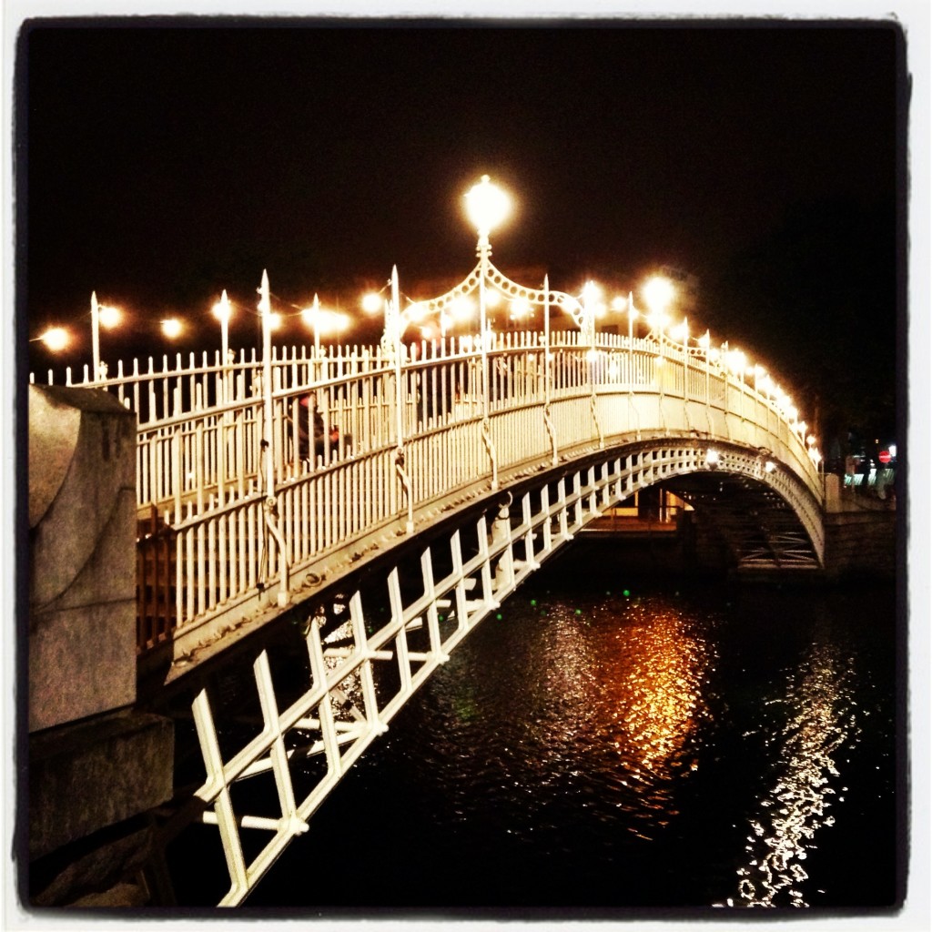 The Ha'Penny bridge in Dublin at night