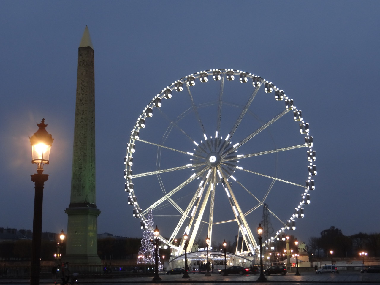 Place de la Concorde and Roue de Paris at night