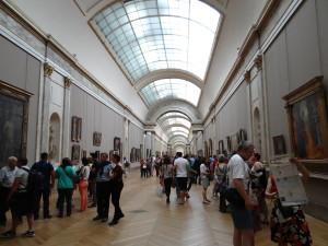 Louvre crowd in gallery