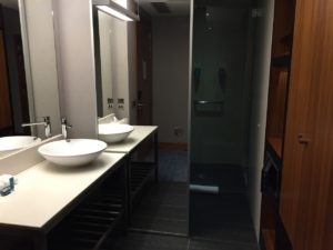 London Aloft Excel bathroom