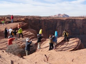 Horseshoe Bend Edge View Tourists
