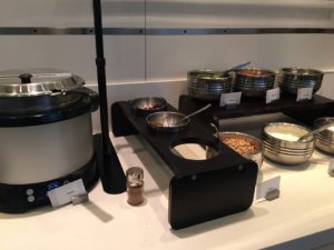 Hot breakfast United Club PHL Lounge