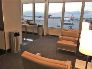 United Club PHL Lounge runway view