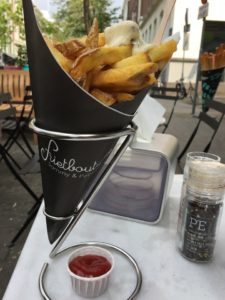 Frites in Rotterdam Street Art snack break