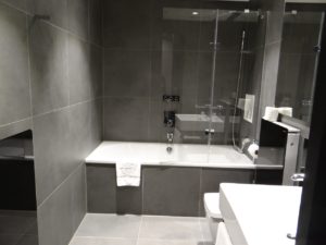 Native Bankside Bathroom with Tub London