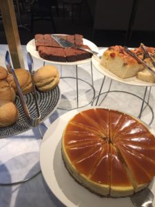 Qantas lounge heathrow lunch desserts