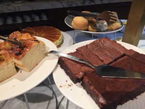 Qantas lunch breads brownie LHR T3
