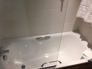 Jurys Inn Waterfront Brighton Bathtub